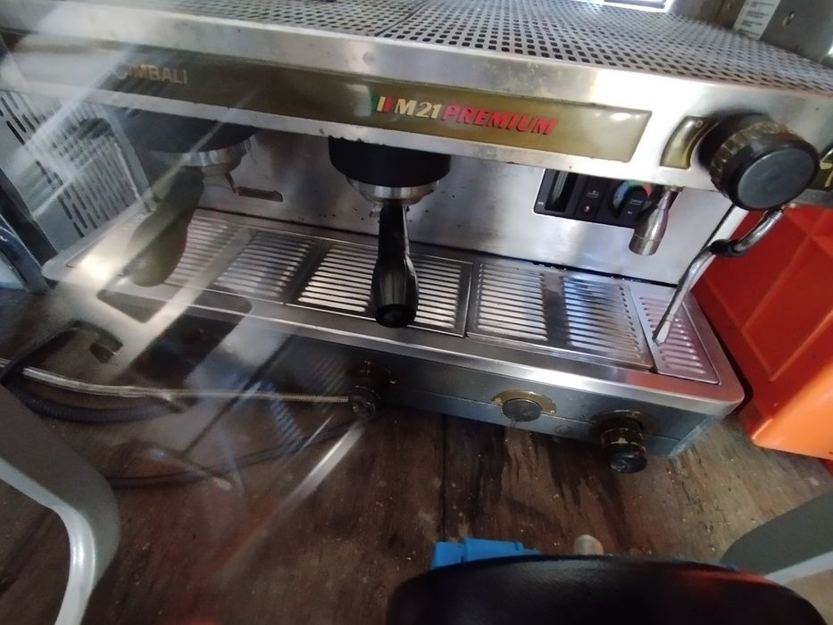 Máquina de café LaCimbali M21Premium e moinho