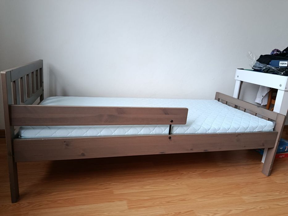 Łóżko IKEA drewniane z materacem dziecięce młodzieżowe solidne.