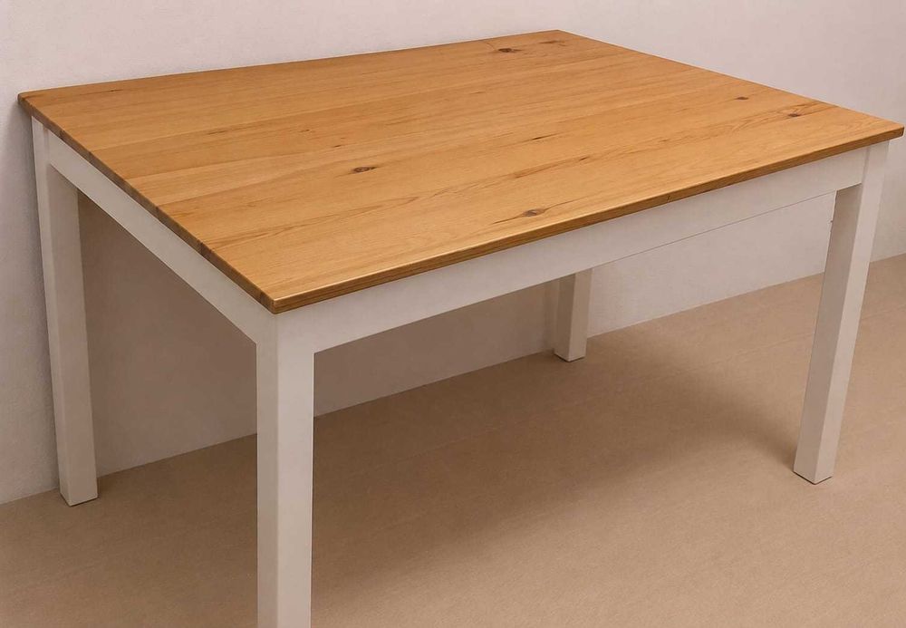 Mesa branca com tampo cor de carvalho