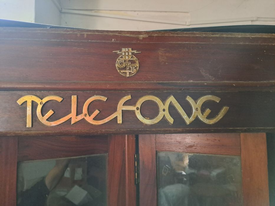 Cabine telefónica antiga e outros