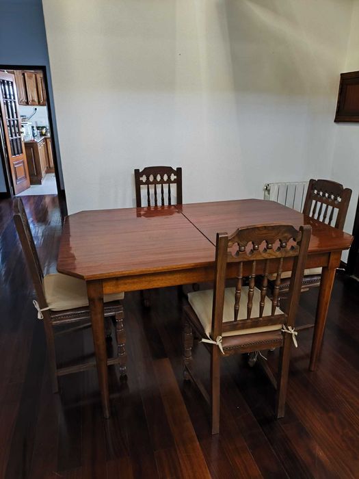 Mesa de Jantar com 4 Cadeiras em Madeira