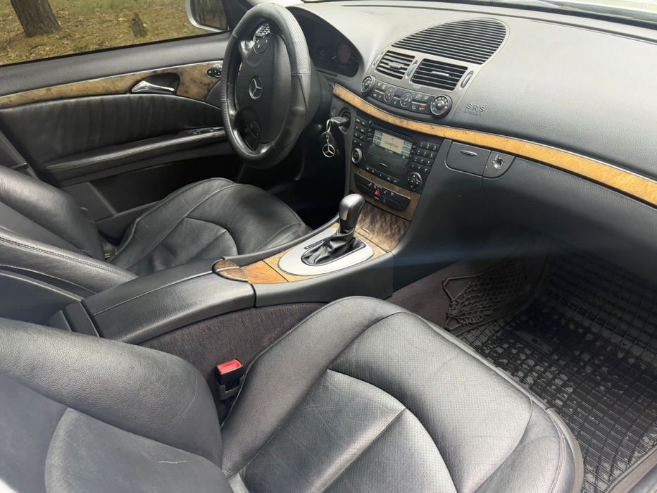 Mercedes - Benz-  E 220 Автомат
