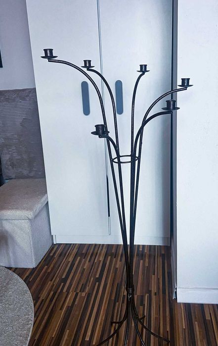 Wysoki elegancki świecznik