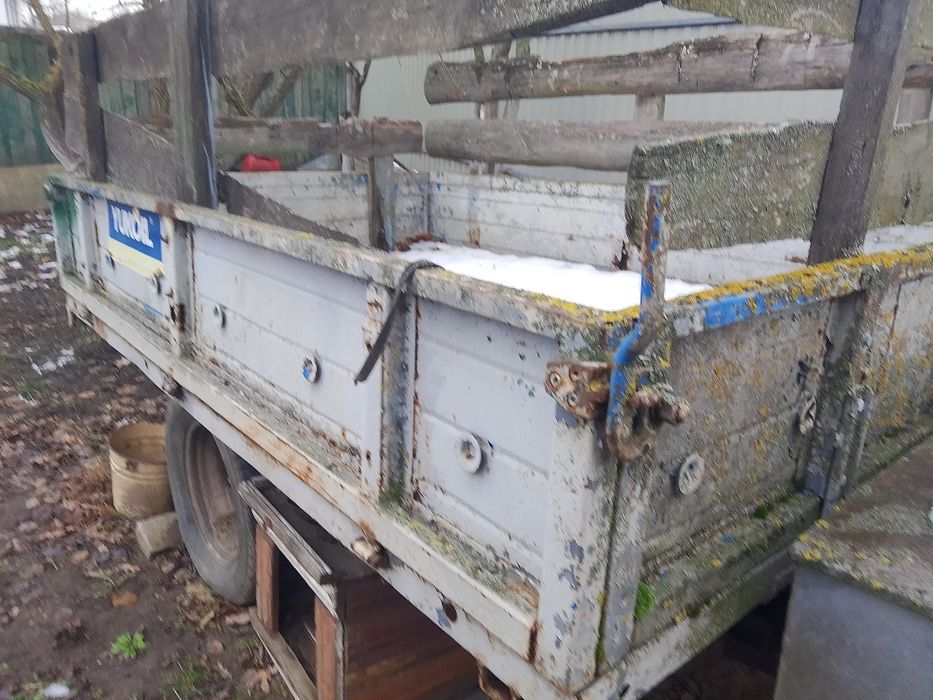 Продам причеп одноосний із гідроциліндром та із запасним колесом .