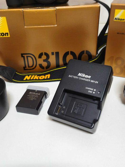 Nikon D3100 Pack com duas objetivas e acessórios. Como novo.