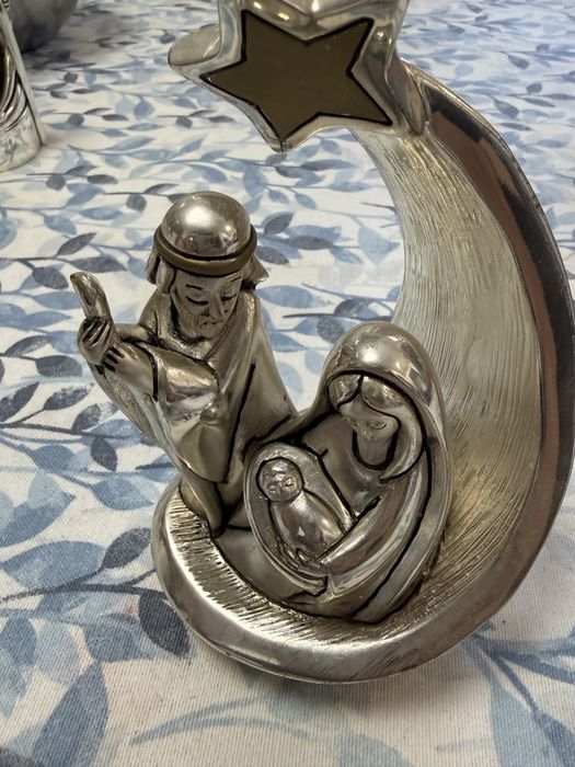 estatua com detalhes em prata