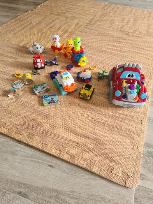 Carro didáctico e outro brinquedos