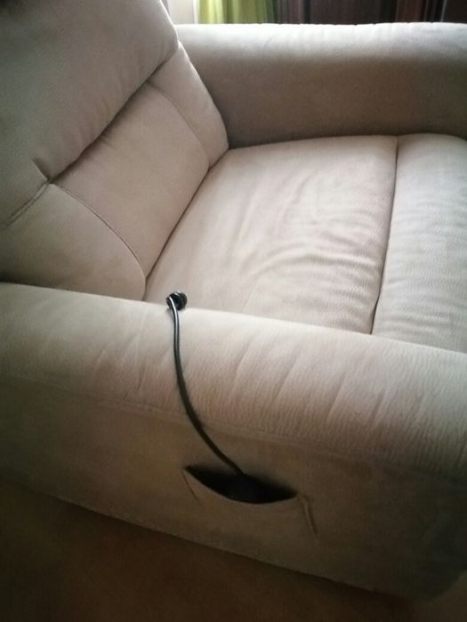 Poltrona sofá elétrica de descanso Lourini como nova