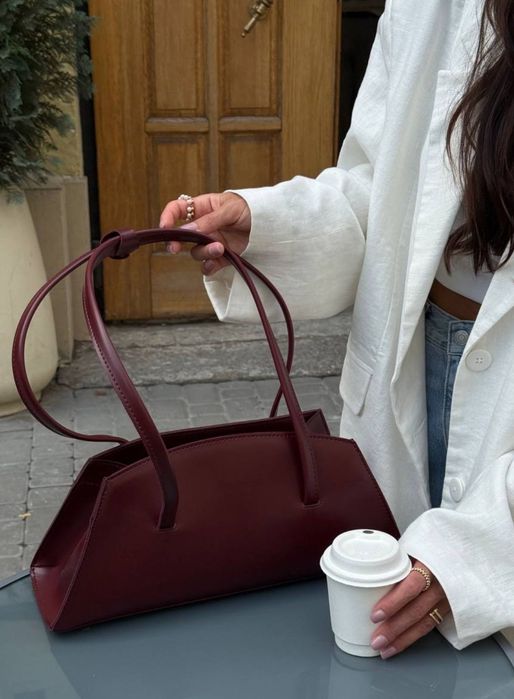 Стильна крихітка кольору марсала