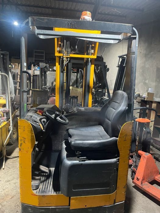 Empilhador retrátil