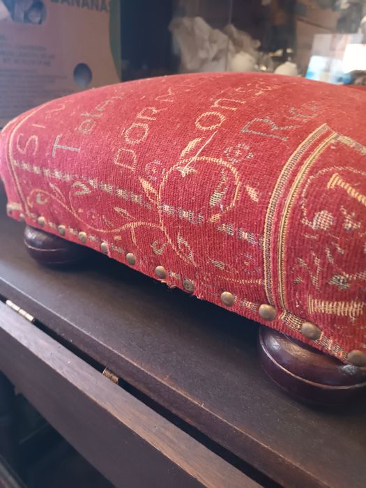 Banqueta pousa pés em bom estado