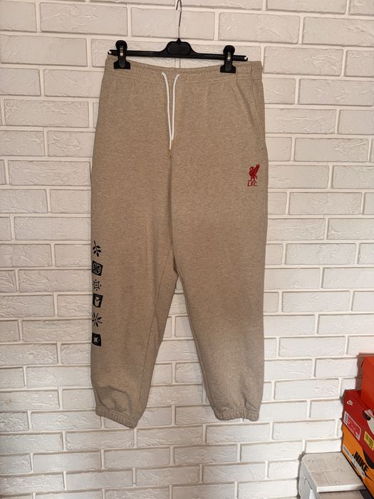 Spodnie dresowe Converse x LFC w kolorze beżowym