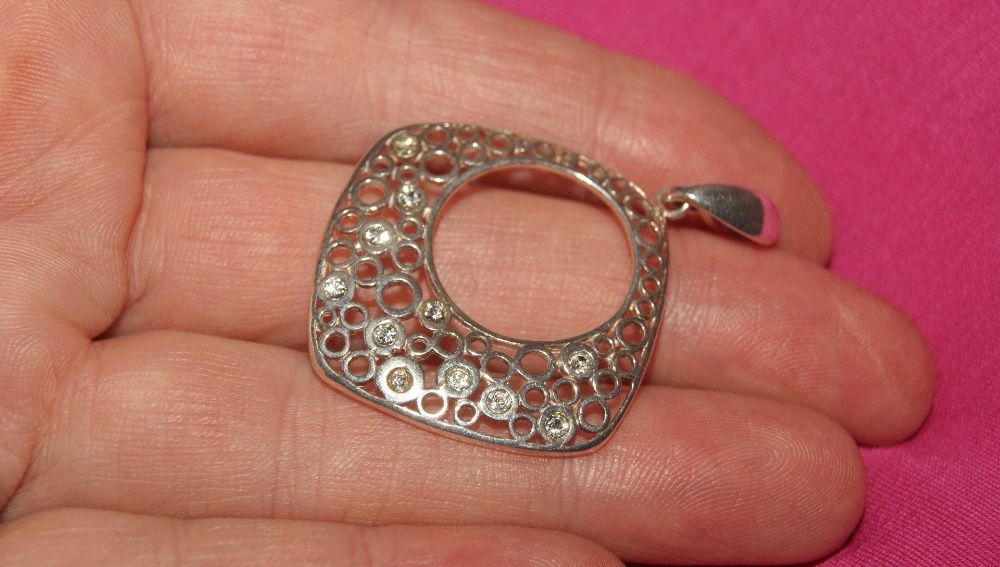 ażurowa zawieszka z cyrkoniami