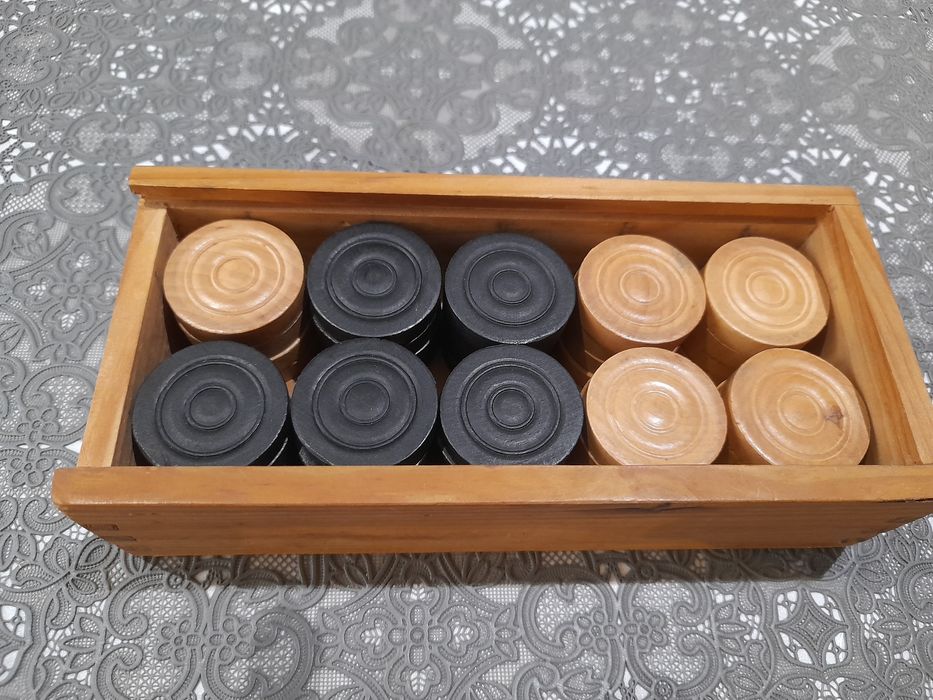 Drewniane pionki warcaby