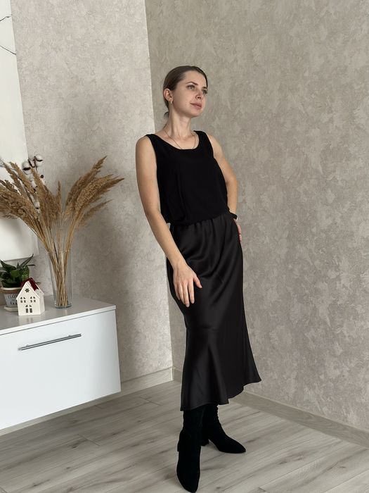 Чорна атласна спідниця міді