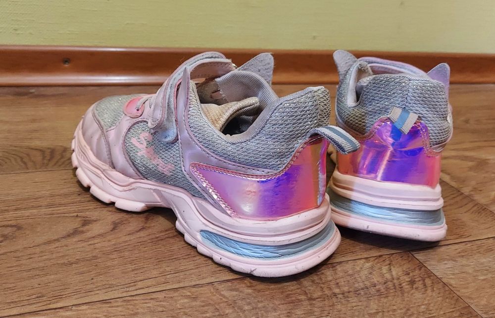 Продам кроссовки на девочку 34-35р. ( 22,5см.)