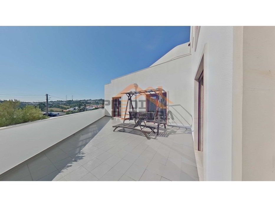 Apartamento T3 duplex remodelado, com box, situado em Casal de Cambra.