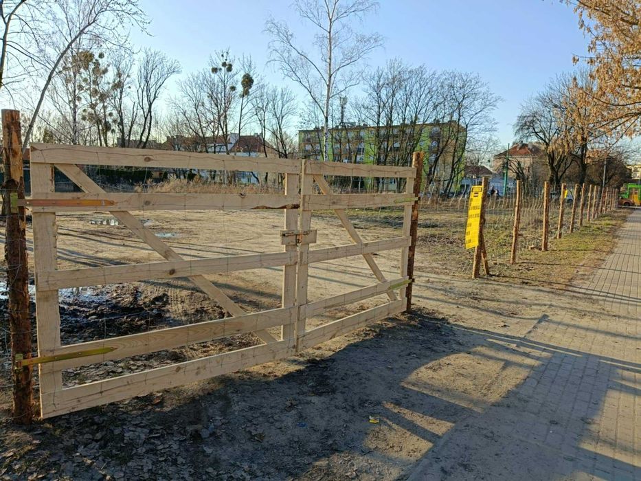 Montaż płot panelowy gabionowy betonowy siatka leśna