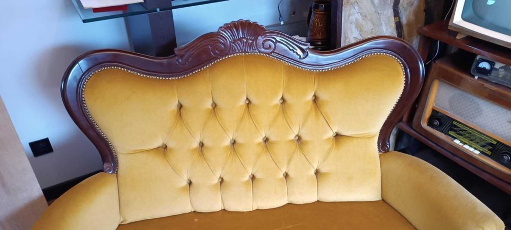 Sofa w stylu Ludwikowskim.