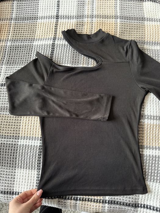 Кофточка с открытым плечом