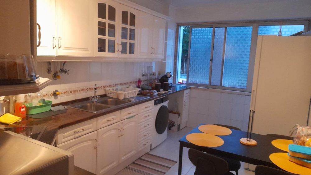 Quarto casal para alugar em Queluz