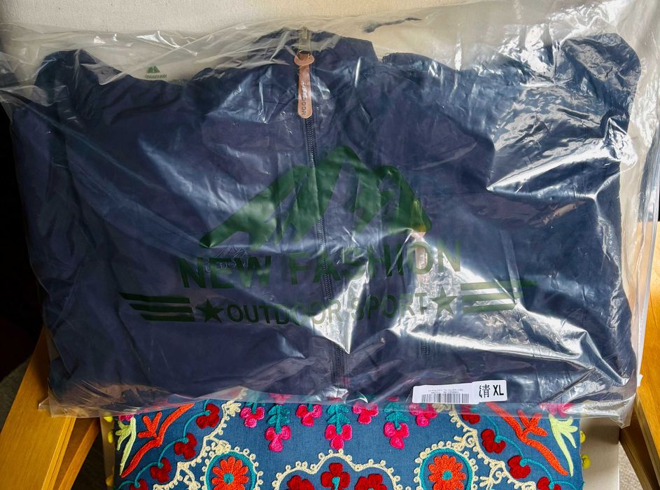 Casaco impermeavel com capuz e forro termico - NOVO