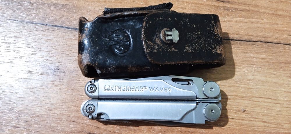 Мультітул Leatherman Wave Plus і чохол.