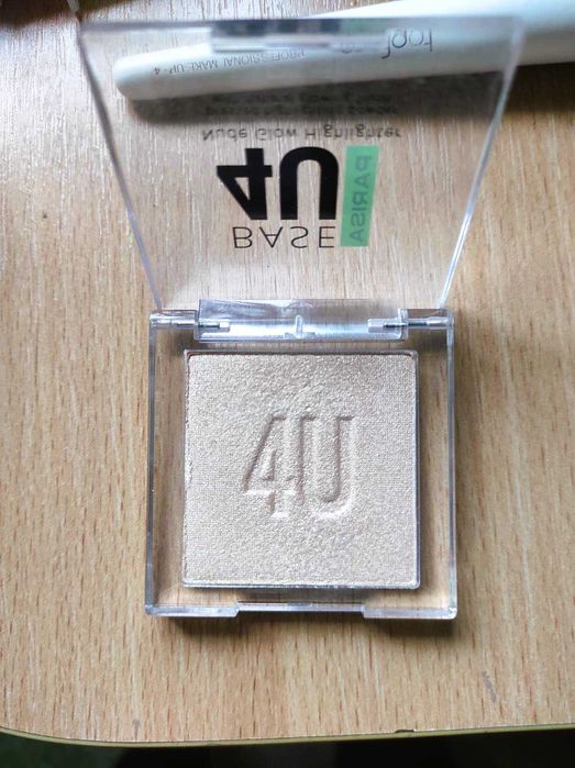 Набір косметичних продуктів, пензлик, хайлайтер, тіні