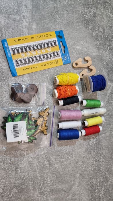 Рукодельные остатки из шкафа пуговицы, нитки, крючки, резинки, нашивки