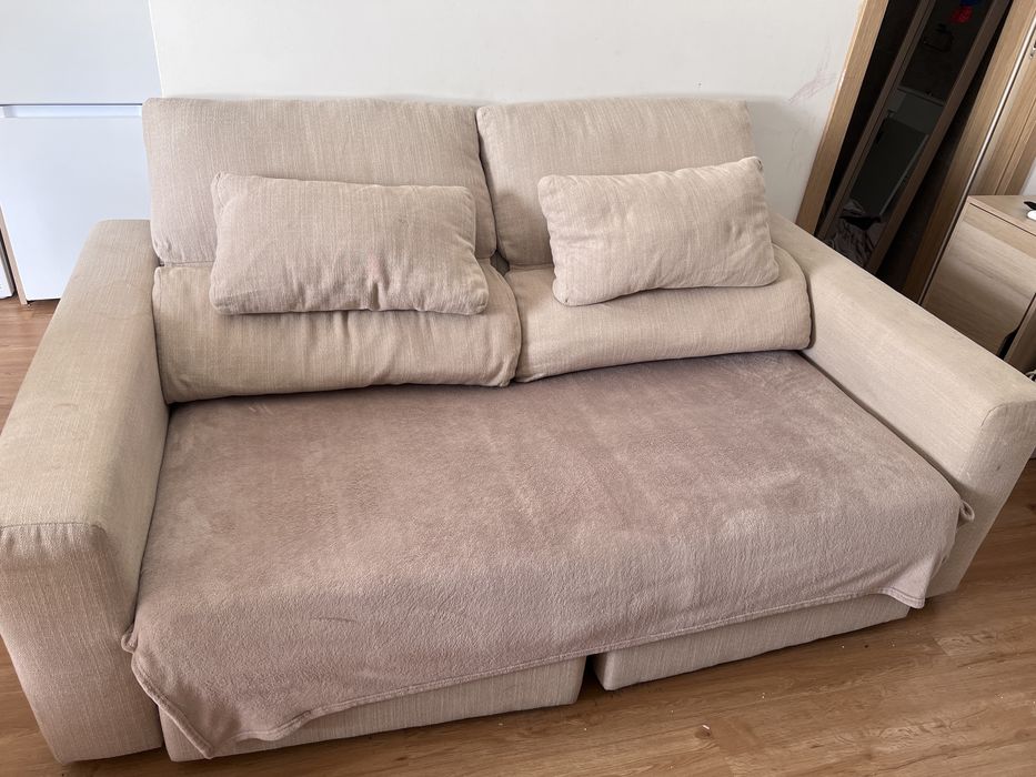 Sofá 2 lugares bege , super comfortavel que emprurra falcilmente com os pés. Regulável  Chaise  longues