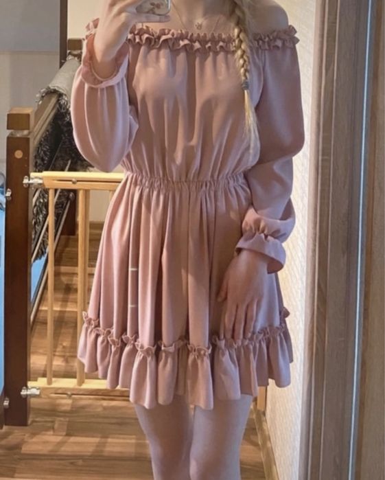 pudrowa rozowa sukienka