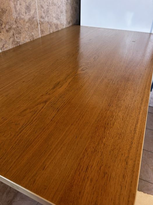 Mesa alta com furo para electricidade
