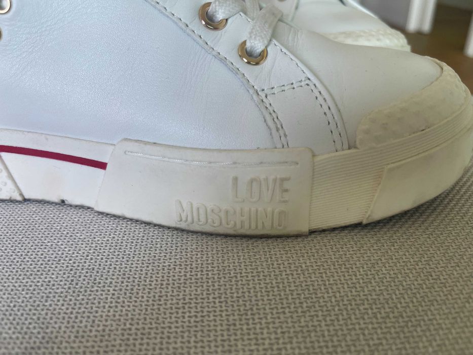 Ténis Moschino Hi Platform brancos.