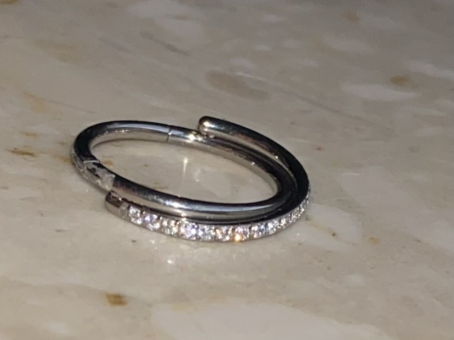 Unisex kolczyk 12 mm piercing 16 G zakręcone kółko segment Tytan