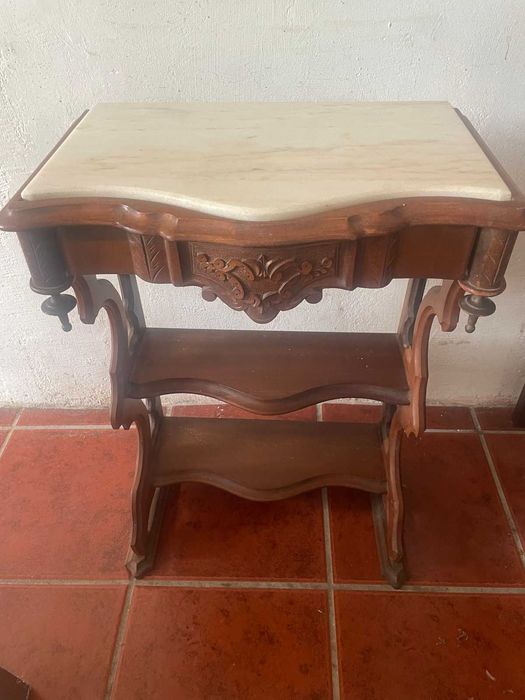 Pequena mesa de suporte de madeira e mármore