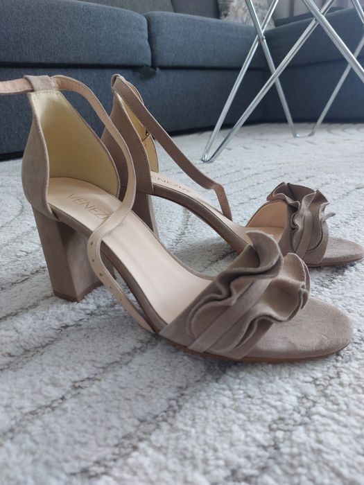 Beżowe zamszowe sandalyna obcasie Venezia 39