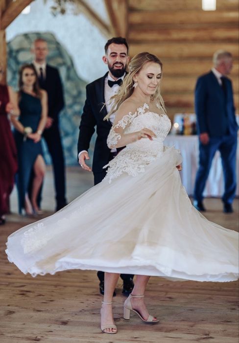 Tiulowa suknia ślubna na długi rękaw