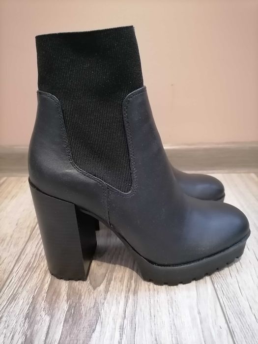 Czarne botki na obcasie Stradivarius