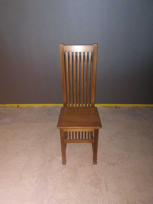 Комплект дерев'яних стільців та столів