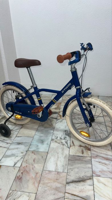 Bicicleta Criança com Capacete em Excelente Estado