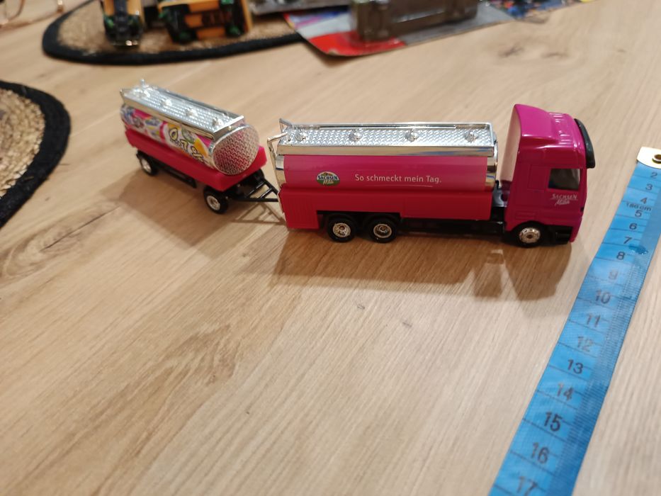 Model samochodu ciężarowego Mercedes z przyczepą skala modelarska 1:87