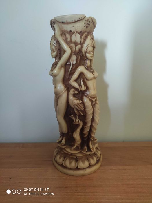 Hinduski Wazon z Alabastru połowa XX wieku