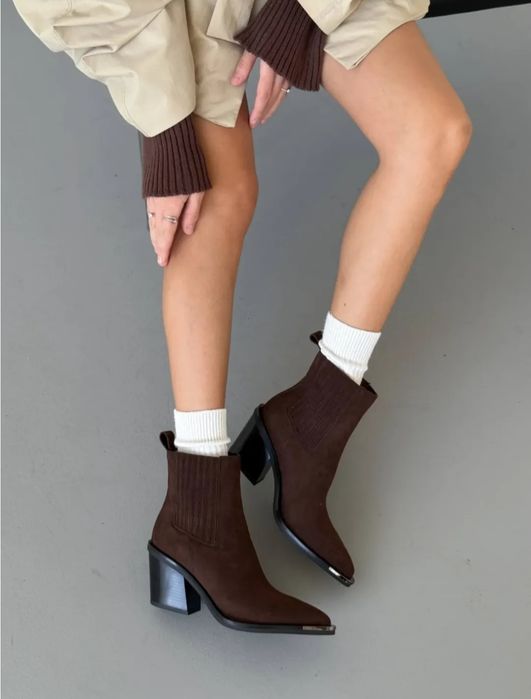 Стильні замшеві козаки