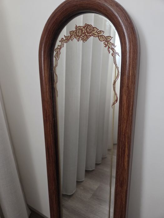 Espelho vintage com moldura em madeira