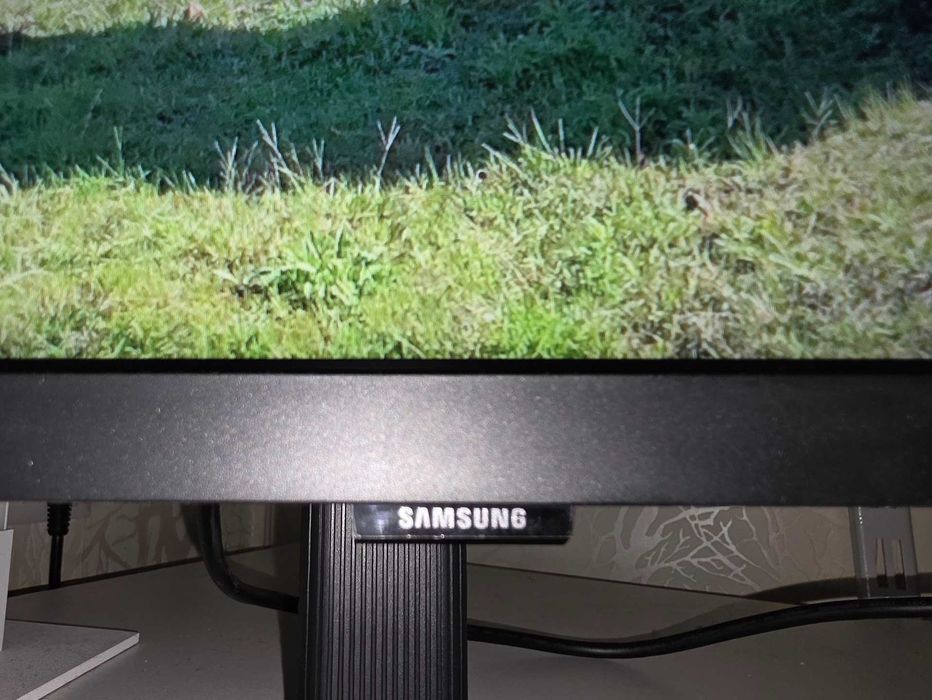 Samsung 4K 32' сучасний HDR монітор з динаміками