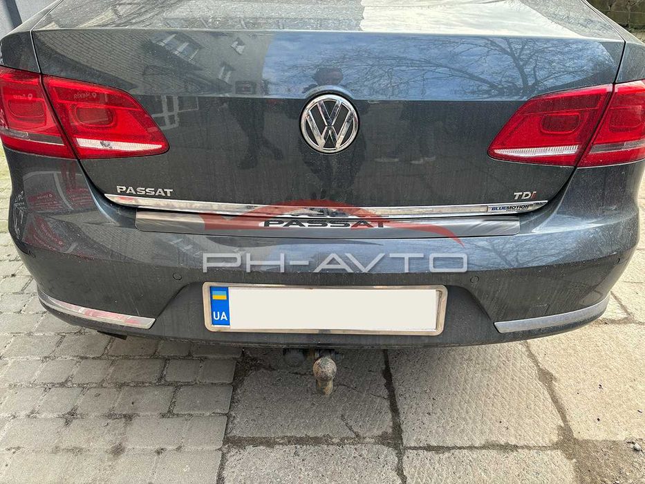 VW Passat B6 Седан / Passat B7 Європа  накладка на задній бампер хром
