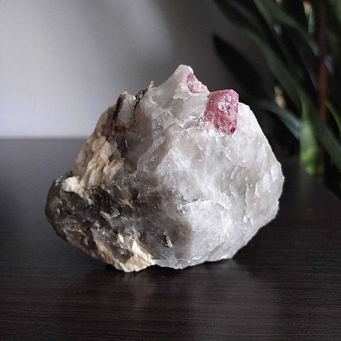 Турмалин рубелит кристаллы, молочный кварц, шерл, мусковит 155 грм.