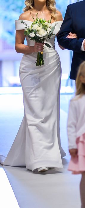 Suknia ślubna gładka klasyczna z rozcięciem  S