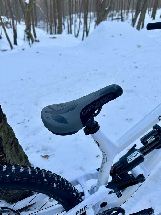 Custom Commencal Furious Pure white Rock Shox, Chromag