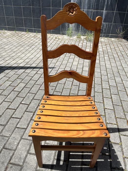 Conjunto mesa e seis cadeira de madeira